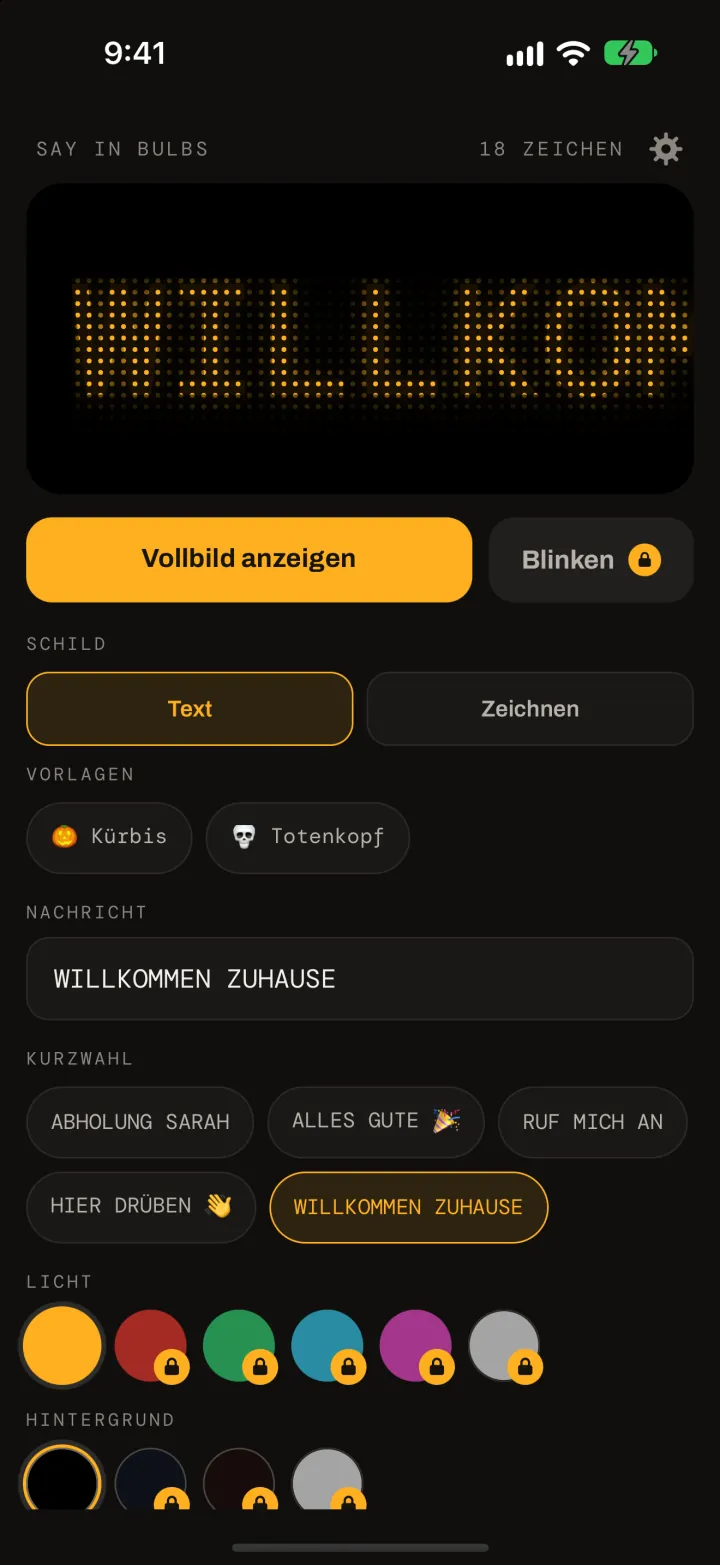 Der Editor von Say In Bulbs: eine Punktmatrix-Vorschau von WILLKOMMEN ZUHAUSE in Bernstein, die Taste Vollbild anzeigen, die Vorlagen Kürbis und Totenkopf, das Nachrichtenfeld, die Kurzwahl sowie Farbfelder für Licht und Hintergrund.